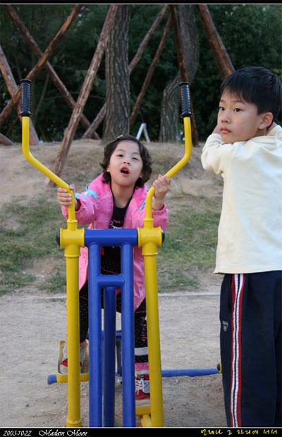 "지은이가 왼손으로 운동기구를 잡았다"며 크게 소리치는 어머니를 쫒아가니 왼손이 불편한 지은이가 정말로 왼손으로 운동기구를 잡고 놀고 있었다. "오늘은 정말 기쁜날"이라면 활짝웃는 어머니의 모습이 선하다. 